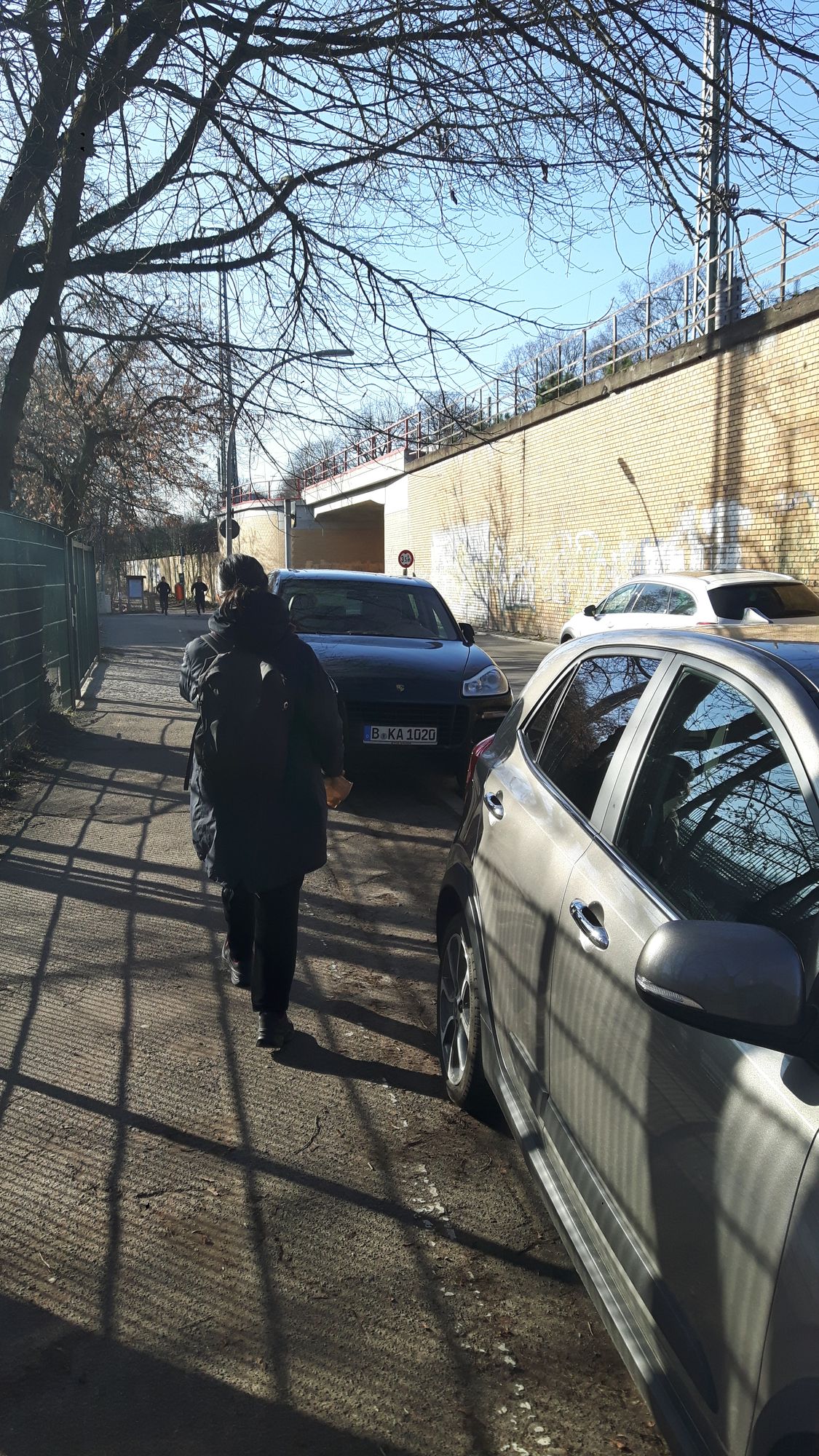 Dani auf der Straße an der S-Bahn