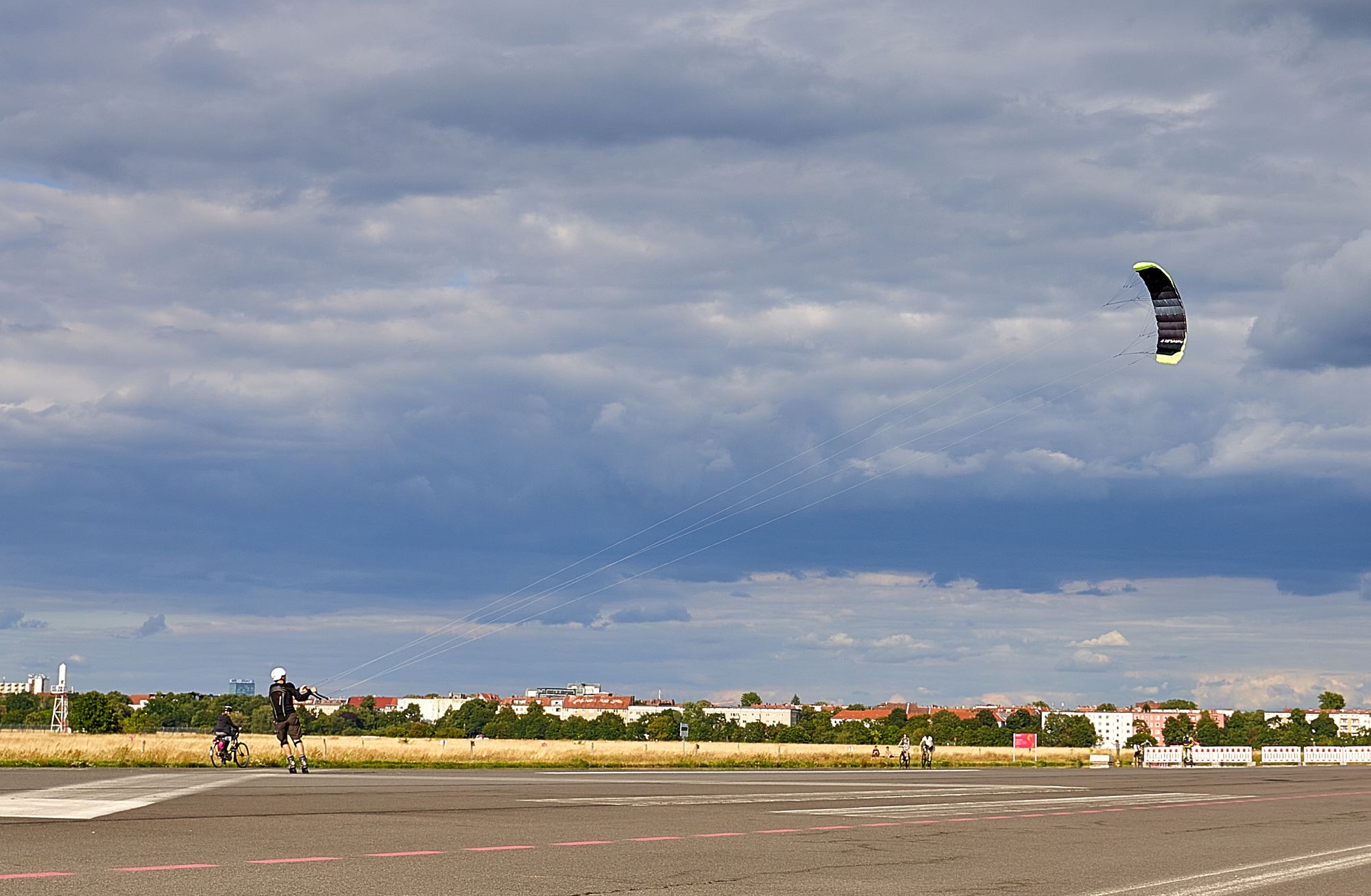 Kite Fun auf dem Tempelhofer Feld bei strahlender Sonne und leichtem Nordwind