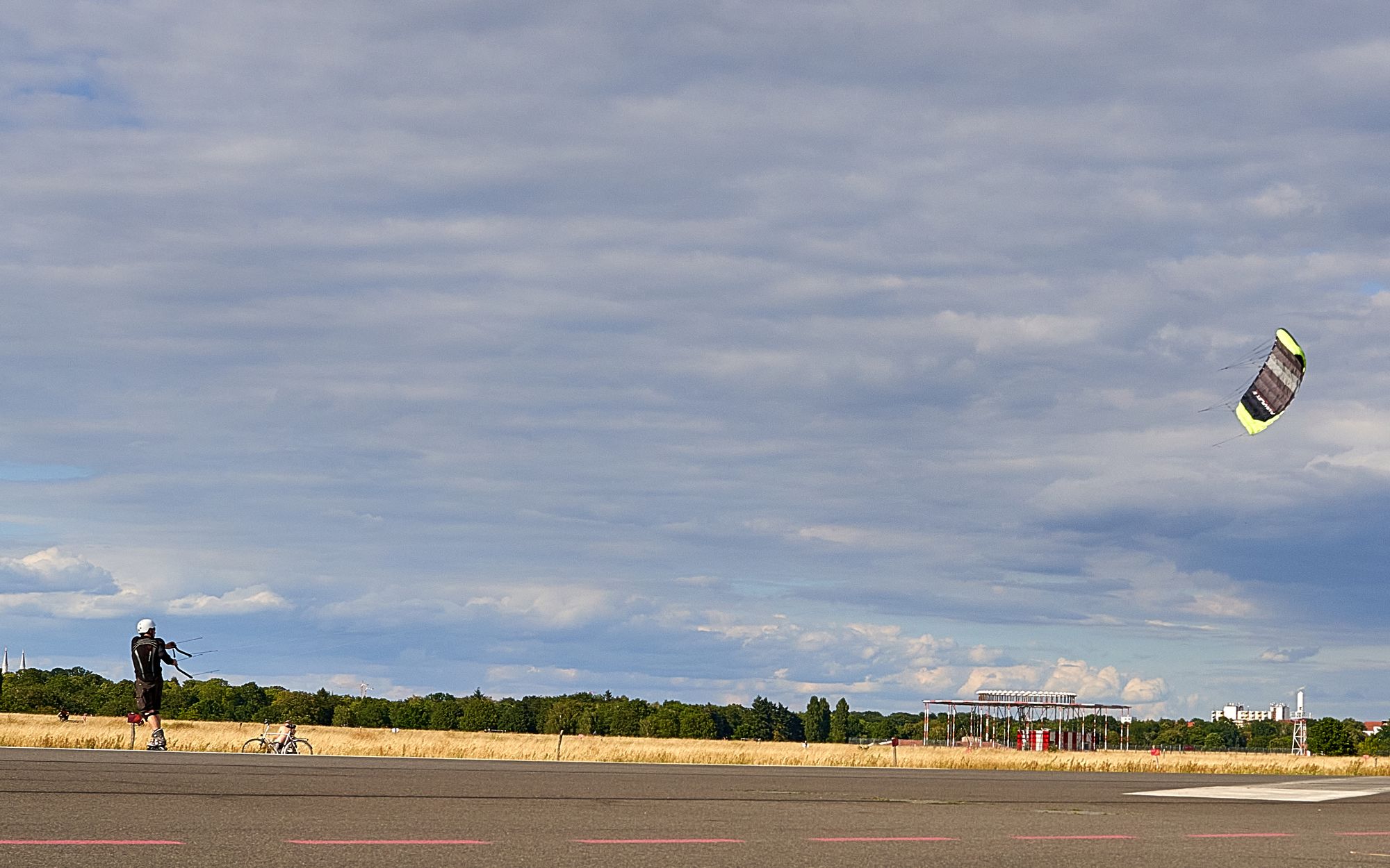 Kite Fun auf dem Tempelhofer Feld bei strahlender Sonne und leichtem Nordwind