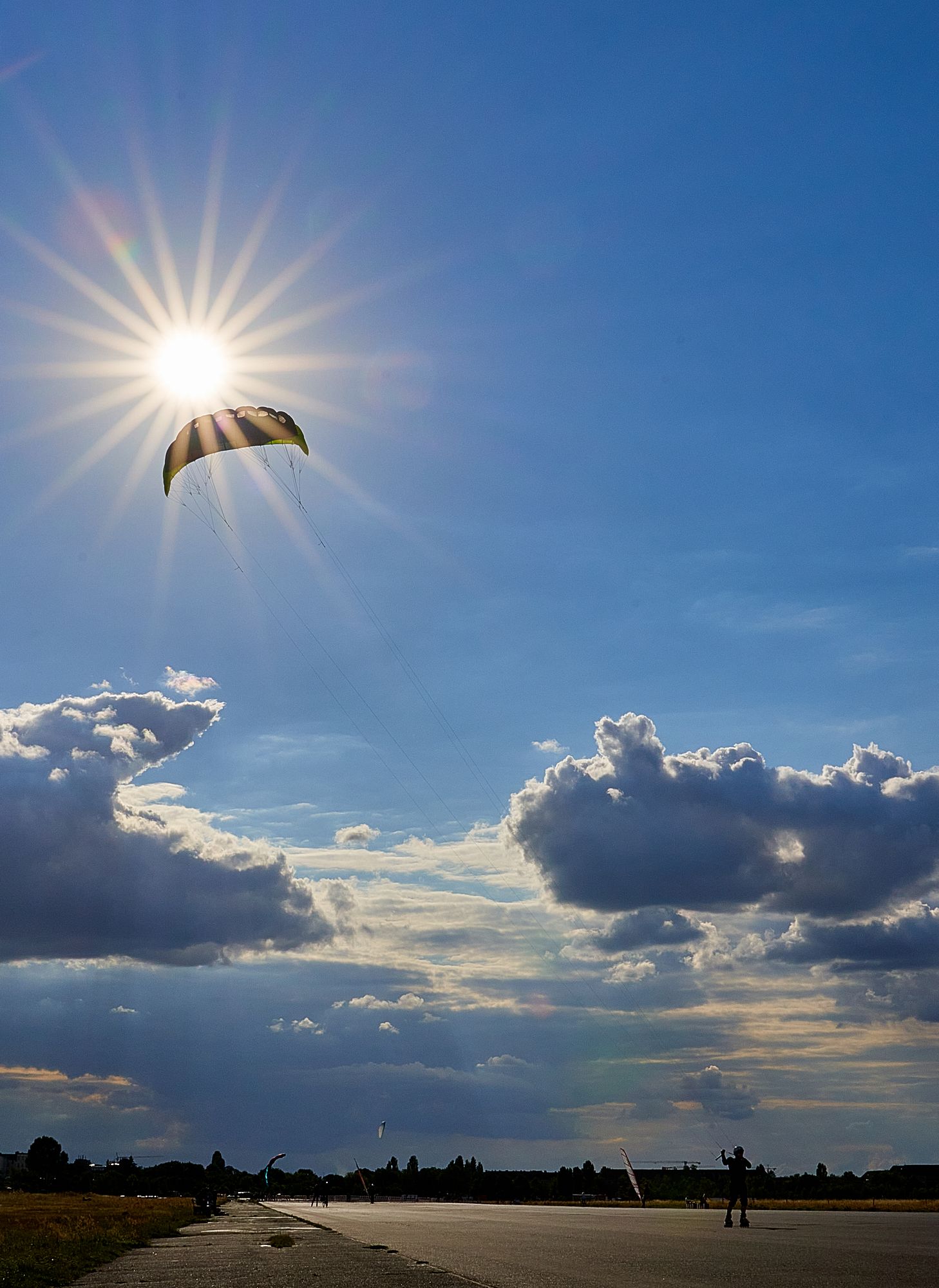Kite Fun auf dem Tempelhofer Feld bei strahlender Sonne und leichtem Nordwind