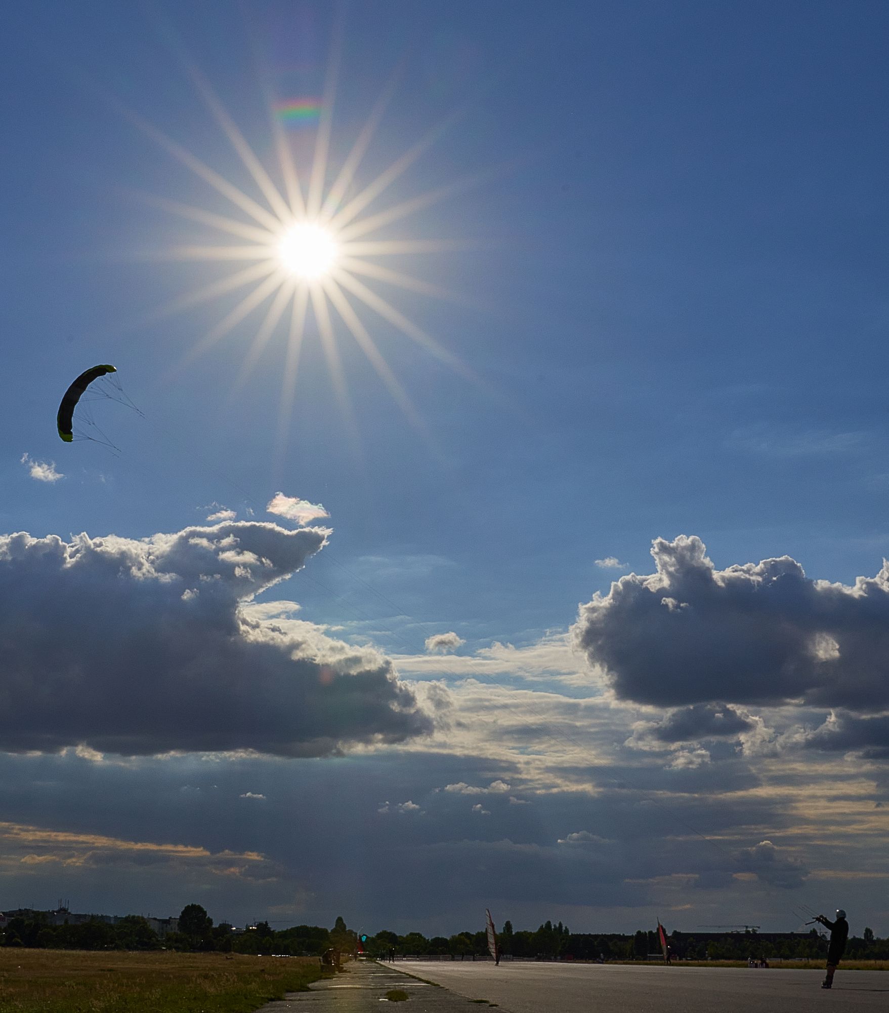 Kite Fun auf dem Tempelhofer Feld bei strahlender Sonne und leichtem Nordwind