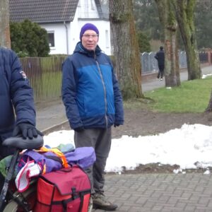 Mit den Rädern Schnee am Weg