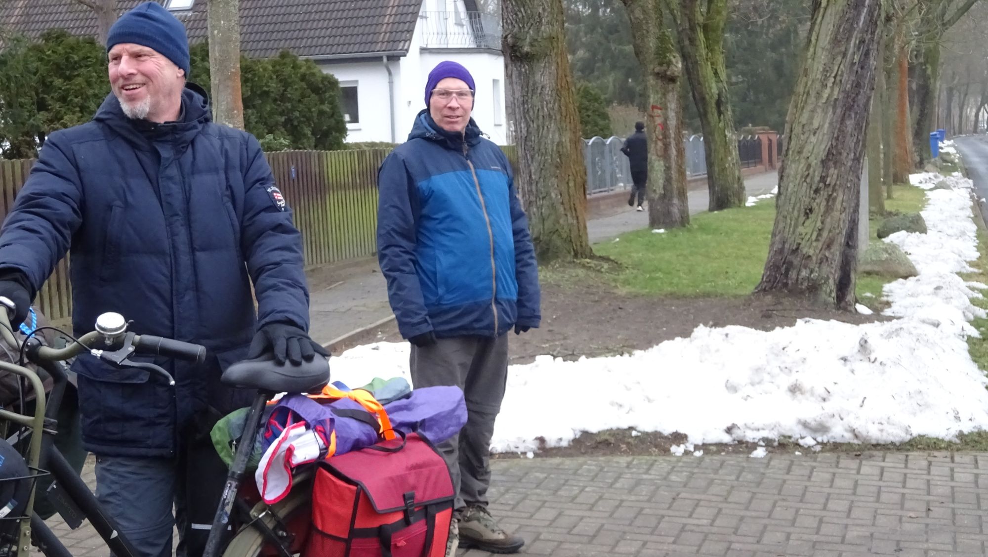 Mit den Rädern Schnee am Weg