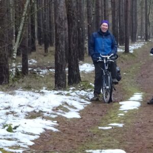 Mit den Rädern im Wald im Schnee