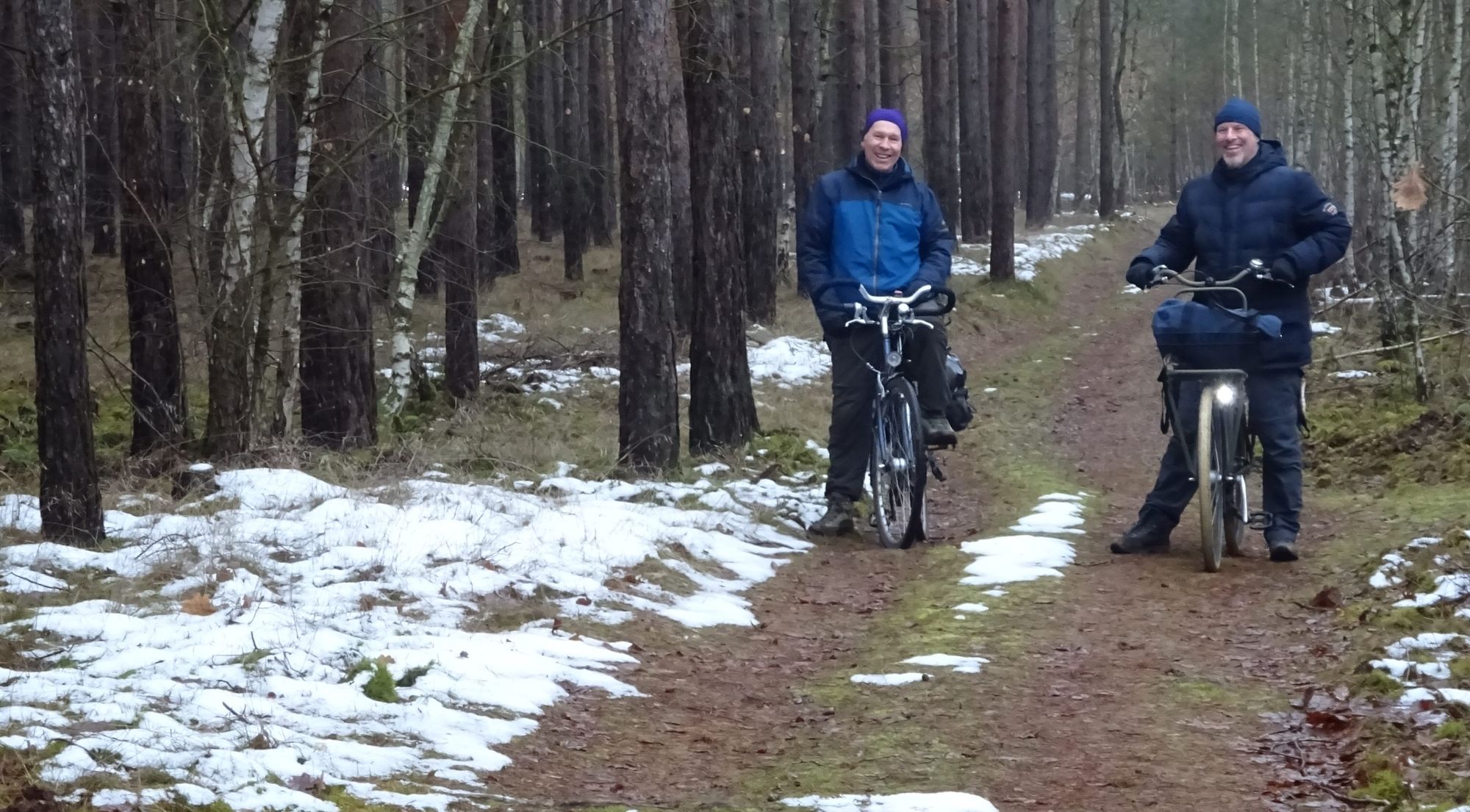 Mit den Rädern im Wald im Schnee