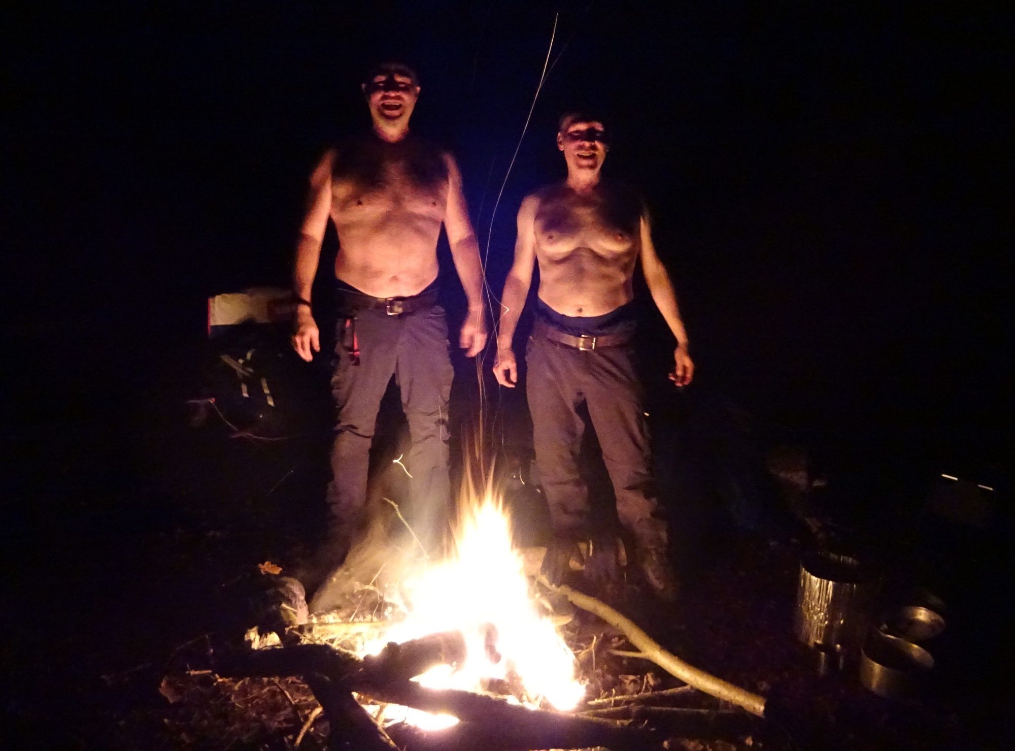 Zwei Männer a m Lagerplatz an der Dahme am Feuerchen
