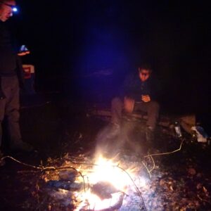 Männer a m Lagerplatz an der Dahme am Feuerchen