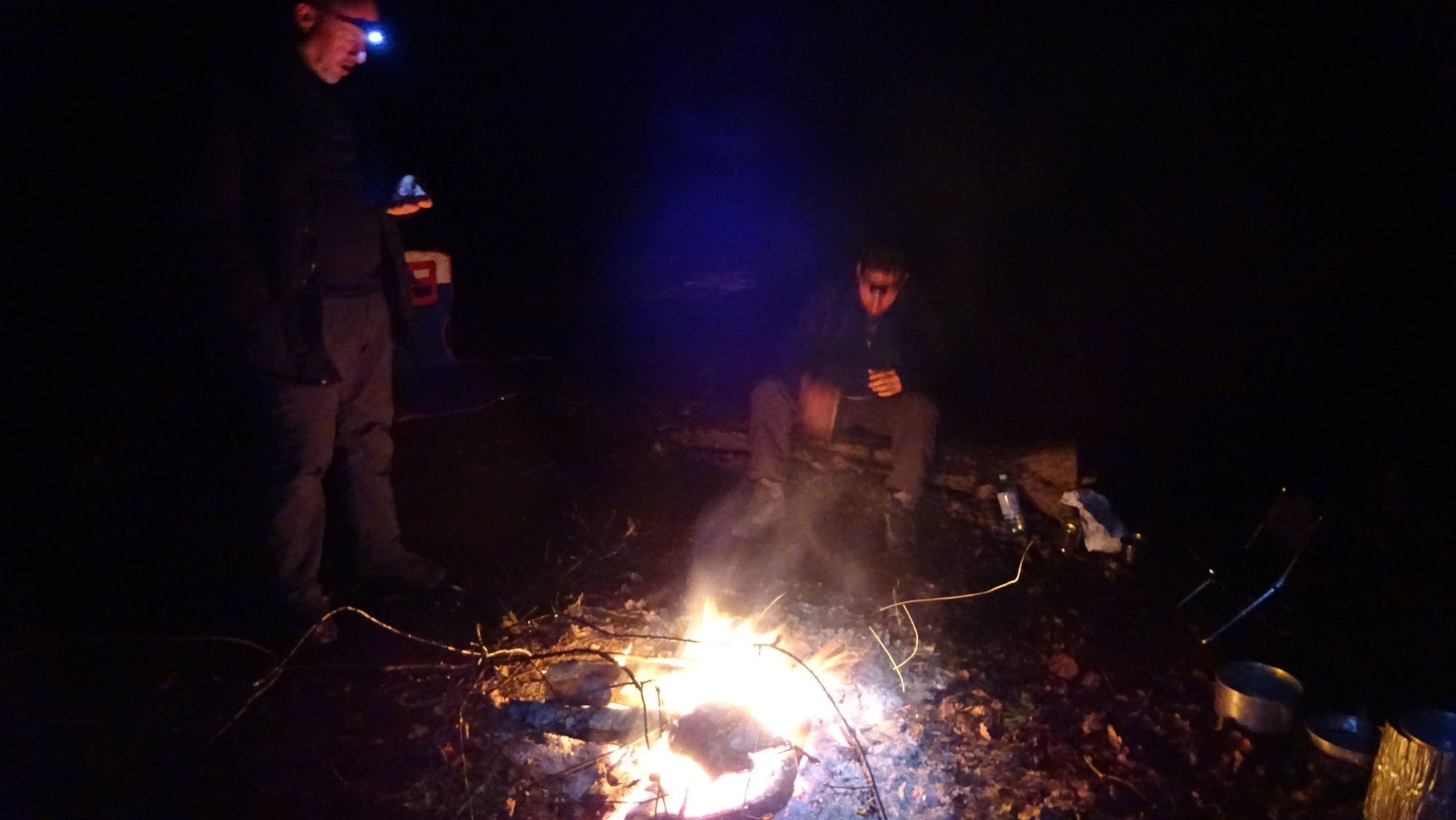 Männer a m Lagerplatz an der Dahme am Feuerchen