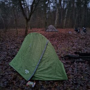Am Lagerplatz an der Dahme Zelt aufgestellt