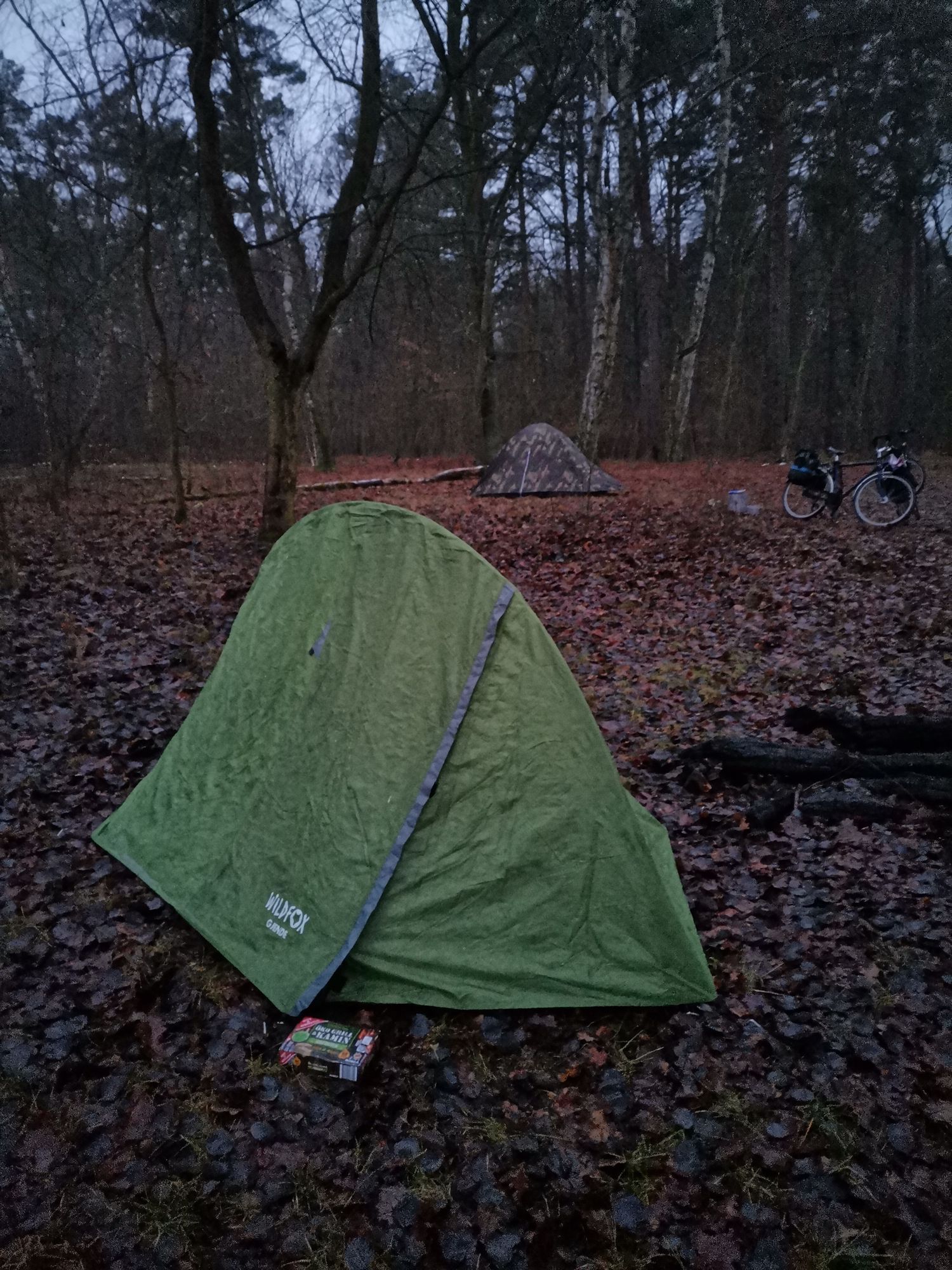 Am Lagerplatz an der Dahme Zelt aufgestellt