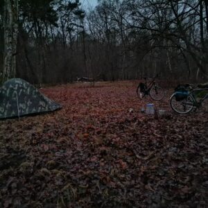 Am Lagerplatz an der Dahme Zelt aufgestellt