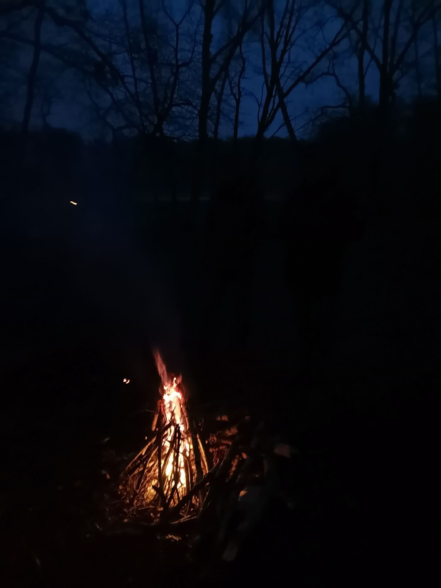 Am Lagerplatz an der Dahme warm mit Feuerchen