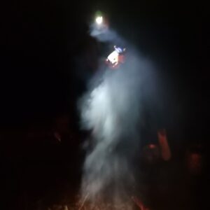 Mann im Rauch am Feuerchen