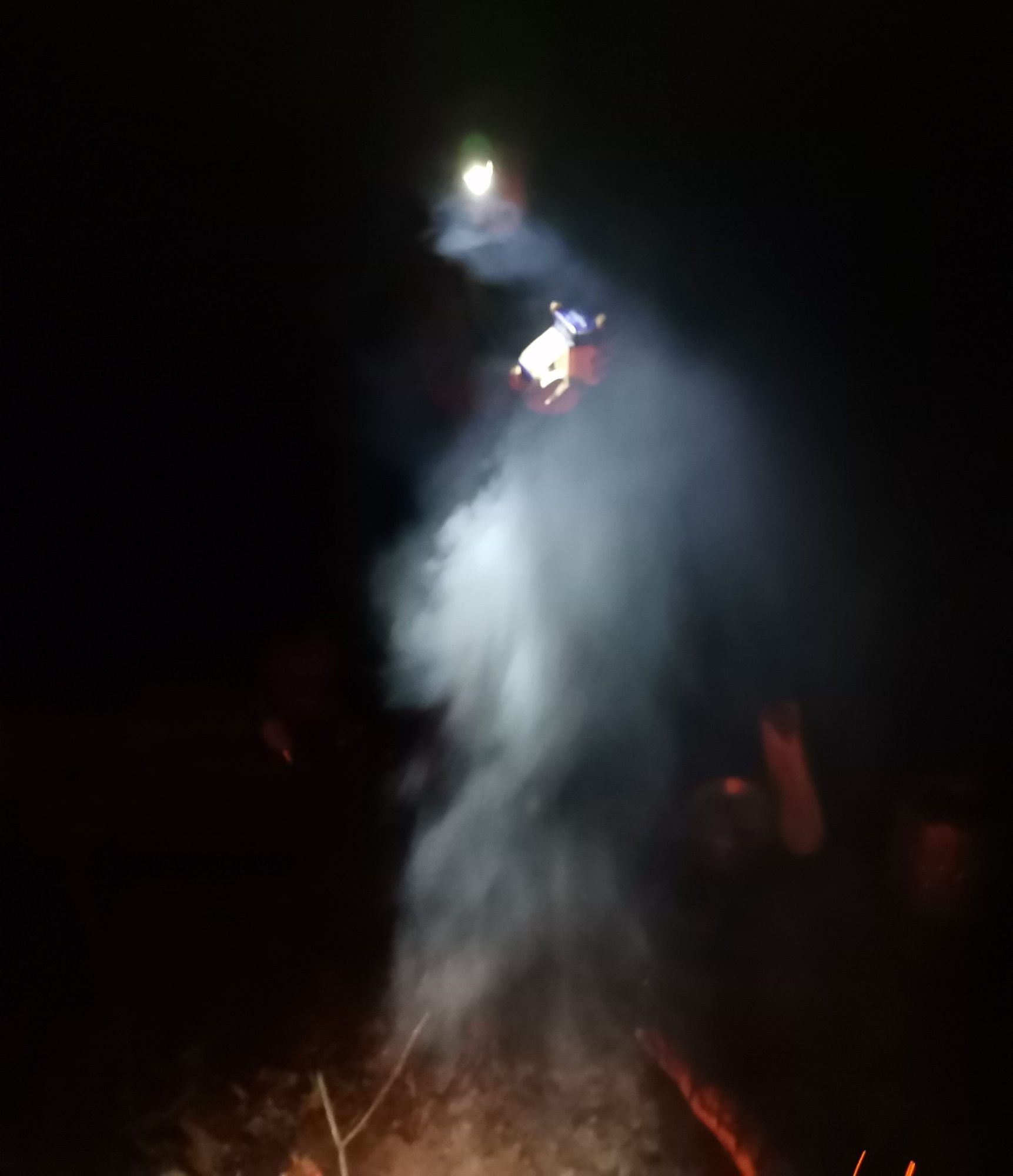 Mann im Rauch am Feuerchen
