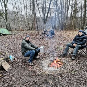 Lagerplatz mit Feuerchen am Morgen an der Dahme