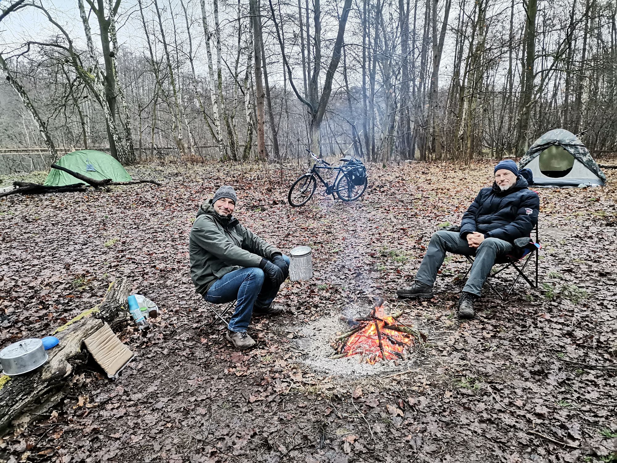 Lagerplatz mit Feuerchen am Morgen an der Dahme