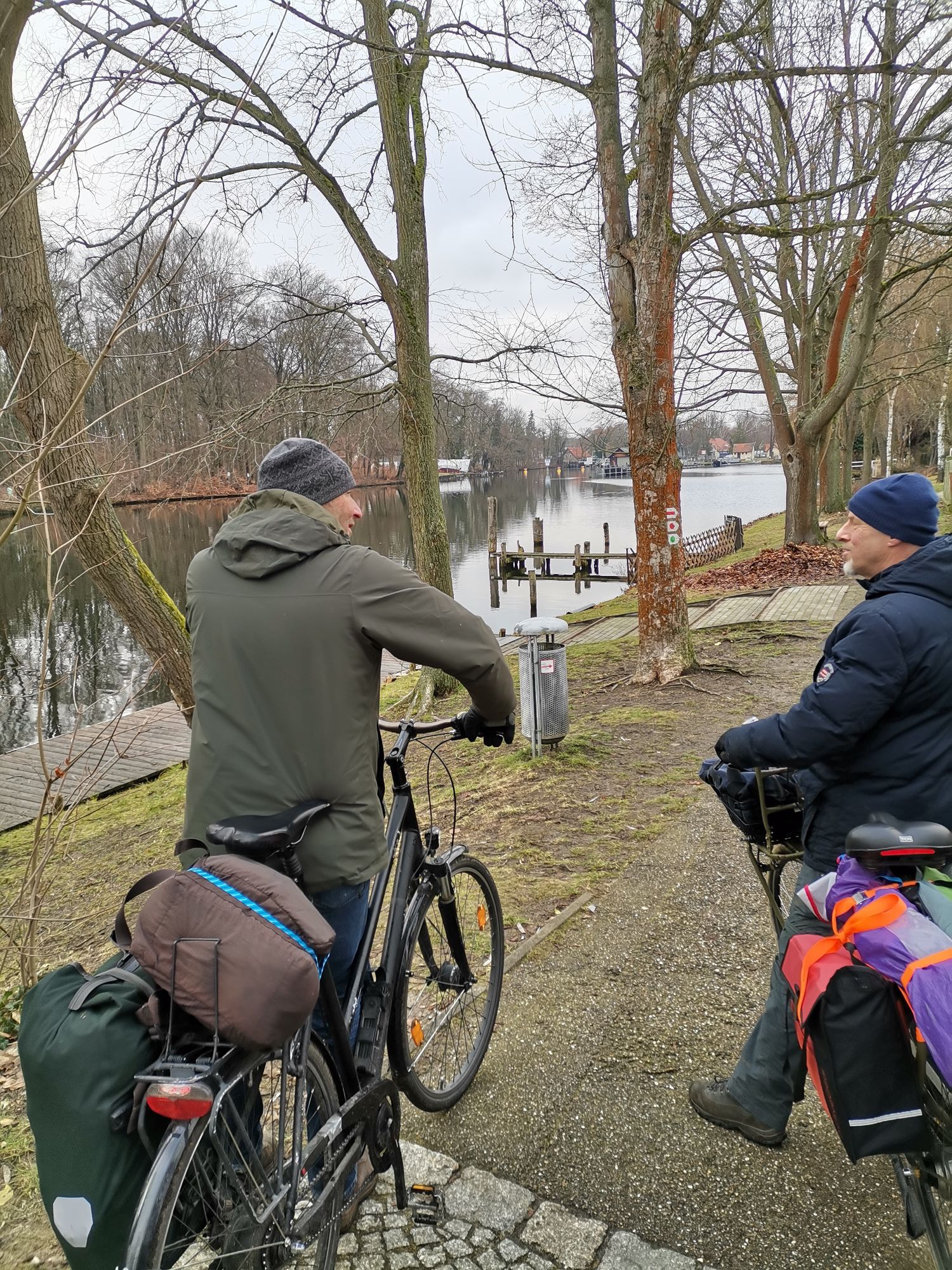 Zwei mit Rad an der Dahme