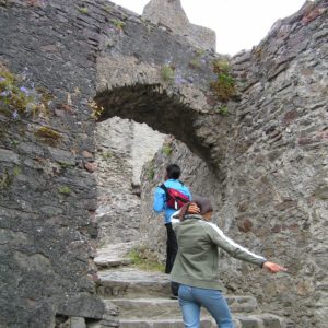 Sophia Dani vor Burg- Festung