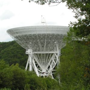 Radioteleskop im Wald in der Eifel von unten