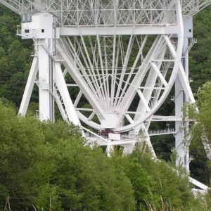 Radioteleskop im Wald in der Eifel unten