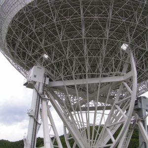 Radioteleskop im Wald in der Eifel von unten gesehen