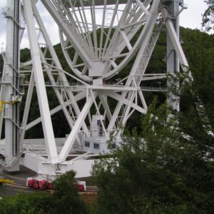Radioteleskop im Wald in der Eifel unten
