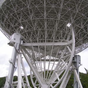 Radioteleskop im Wald in der Eifel von unten