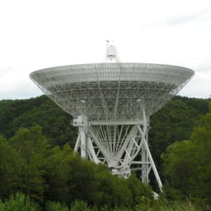 Radioteleskop im Wald in der Eifel