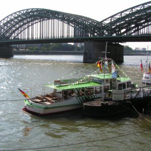 Stahl-Bogenbrücke bei Köln mit Fähre