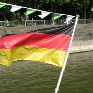 Deutschlandfahne am Schiff Rhein bei Köln