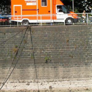 Kaimauer und Rettungsdienst Auto in Köln vom Rhein aus gesehen