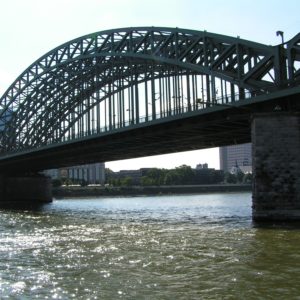 Stahl-Bogenbrücke bei Köln