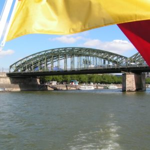 Deutschlandfahne mit Stahl-Bogenbrücke bei Köln