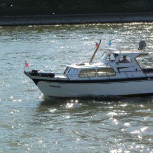 Motorboot im Rhein bei Köln