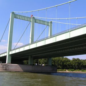 Autobahnbrücke über den Rhein bei Köln