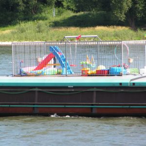 Kinderkrabbel Gitter auf Lastschiff bei Köln