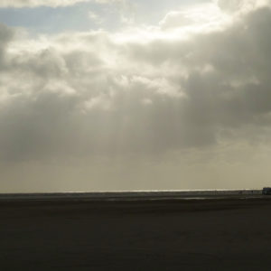 dramatischer Himmel am Strand