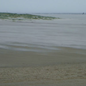 Der Wind fegt den Sand am Strand