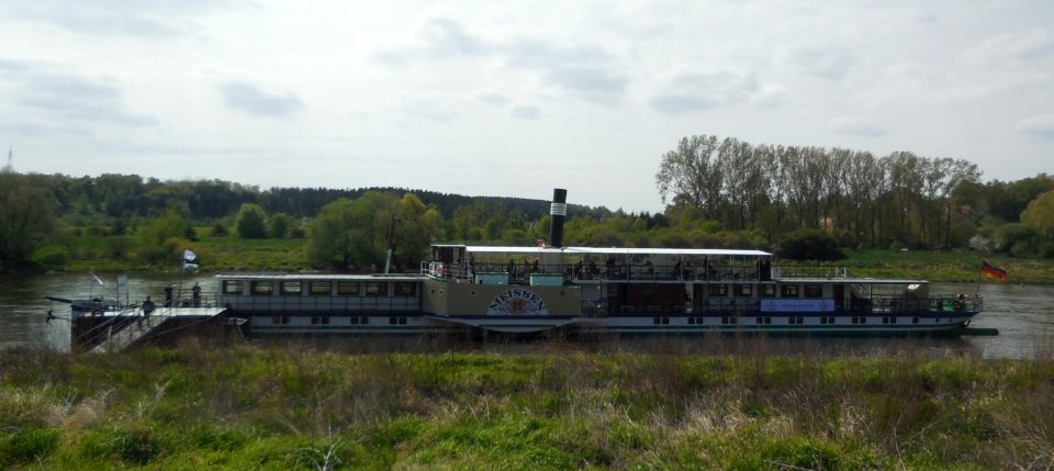 Schaufelrad Dampfer auf der Elbe