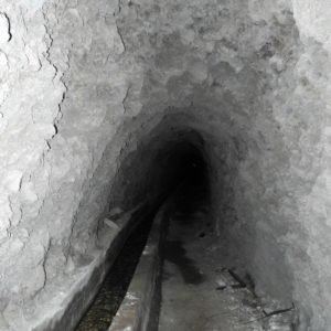 Im zweiten Tunnel mit Wasserkanal
