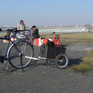 Manufaktur Fahrrad Salerno Carry Freedom Anhaenger auf dem Tempelhofer Feld Berlin