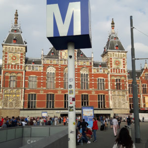 Amsterdam Hauptbahnhof Metro Schild davor