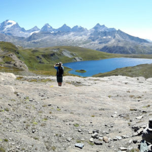 weiter Panoramablick über den Lago Rosset zu den Bergketten