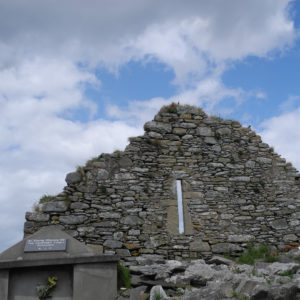 Typisch irisches Steinwand einer verfallenen Kirche Castlegregory Küstenspaziergang