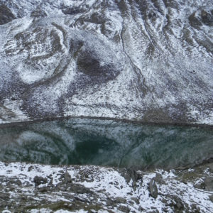 Verschneite Bergwände am Lago di Chamolé