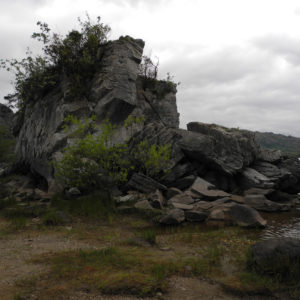 Felsenformationen am Ufer des Muckross Sees