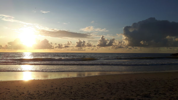Abend Sonne und Wolken am Strand von Thorsminde