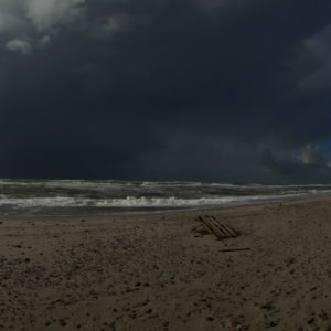 Panorama mit dunklen Wolken am Strand von Fjand Badeby