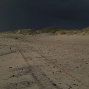 schwarze Wolken am Strand von Fjand Badeby