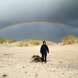 Dani am Strand vor Regenbogen von Fjand Badeby
